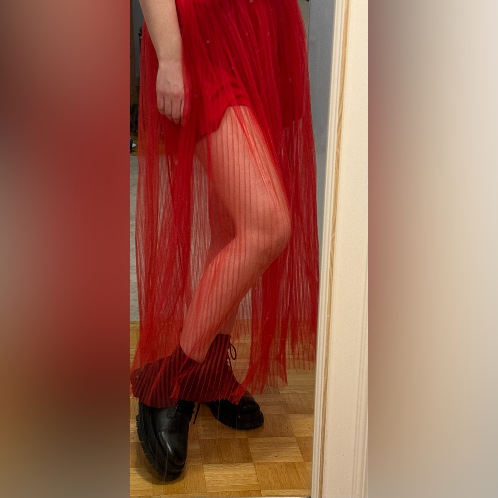 H&m red high waisted pleated tulle skirt - never worn!